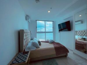 Letto o letti in una camera di Seafront Apartment Infinity Pool Rooftop