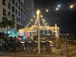 Ristorante o altro punto ristoro di Seafront Apartment Infinity Pool Rooftop
