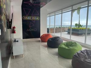 Area soggiorno di Seafront Apartment Infinity Pool Rooftop