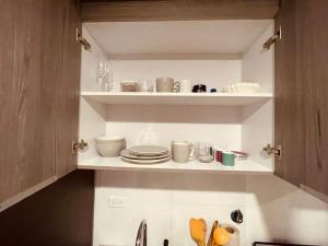 Cucina o angolo cottura di Seafront Apartment Infinity Pool Rooftop