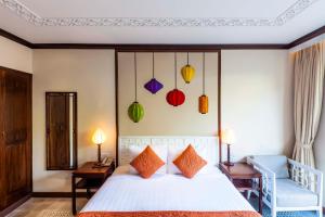Postel nebo postele na pokoji v ubytování Cozy Original Hoi An Hotel