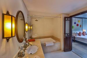Postel nebo postele na pokoji v ubytování Cozy Original Hoi An Hotel