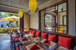 Posezení v ubytování Cozy Original Hoi An Hotel
