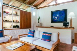 TV a/nebo společenská místnost v ubytování Enchanted Galapagos Lodge