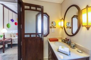 Postel nebo postele na pokoji v ubytování Cozy Original Hoi An Hotel
