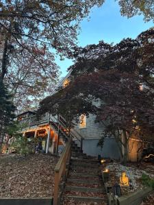 哈威奇Cape Cod Villa的房屋,有楼梯通往房子