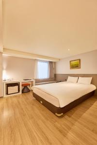 Un pat sau paturi într-o cameră la Hotel Thomas Myeongdong