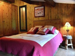 Katil atau katil-katil dalam bilik di Farmhouse in Belgium near Lake Coo & Jacuzzi +29 gambar