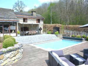 Kolam renang di atau dekat dengan Farmhouse in Belgium near Lake Coo & Jacuzzi