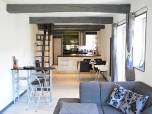 ein Wohnzimmer mit einer blauen Couch und einer Küche in der Unterkunft Lake-view apartment with sauna, hot tub in Grand Coo