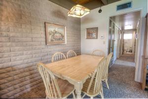 una sala da pranzo con tavolo e sedie in legno di TKC0604 - Betty Ann's Place condo a South Lake Tahoe Altre 14 foto