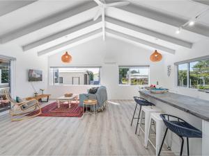 Posezení v ubytování Seaside Retreat - Whitianga Holiday Home