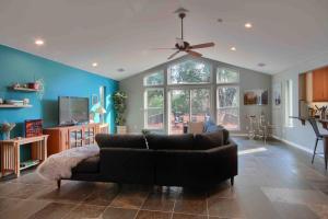 uma sala de estar com um sofá e um ventilador de teto em Miju Meadows em Mariposa