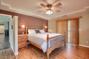 um quarto com uma cama e um ventilador de teto em Miju Meadows em Mariposa