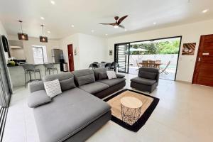 PiraeVilla Moea private pool confort & serenity in Pirae - AC- Wifi - 3 bdr的带沙发和桌子的客厅