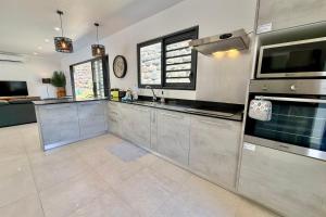 Villa Moea private pool confort & serenity in Pirae - AC- Wifi - 3 bdr的厨房或小厨房