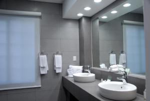 A bathroom at Holiday Inn Durango, an IHG Hotel