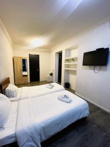 Postel nebo postele na pokoji v ubytování Hotel Tiflis Town