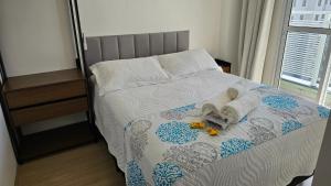 Posteľ alebo postele v izbe v ubytovaní Apartamento Novo e Completo no Centro com garagem
