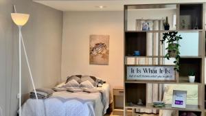 Ένα ή περισσότερα κρεβάτια σε δωμάτιο στο Private Loft superb location
