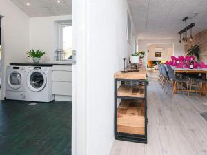 a kitchen and dining room with a washing machine at Luxury Retreat in Blavand - By Traum Ferienwohnungen in Blåvand