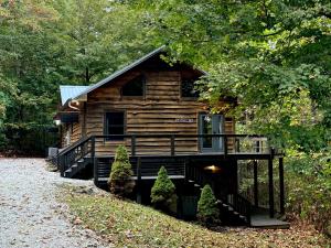纳什维尔The Treehouse at the Rustic Retreat的树林中的小木屋,带甲板