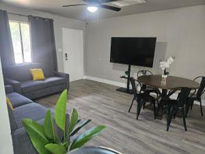 sala de estar con sofá, mesa y TV en Homey 2br Home Near Dt&airport, en Austin