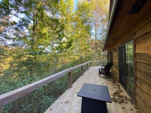 纳什维尔The Treehouse at the Rustic Retreat的木制门廊,上面摆放着笔记本电脑