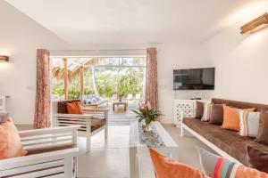 un salon avec un canapé et une table dans l'établissement Caribbean Beach Villa Playa Bonita Las Terrenas, à Las Terrenas