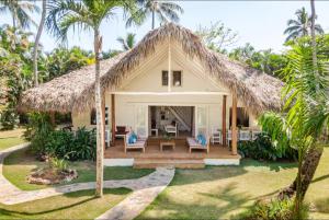 Cette villa dispose d'un toit de chaume et d'une terrasse. dans l'établissement Caribbean Beach Villa Playa Bonita Las Terrenas, à Las Terrenas