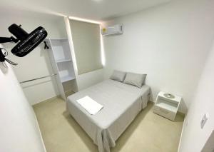 una piccola stanza con un letto e uno specchio di Acogedor y elegante Apartamento a Valledupar