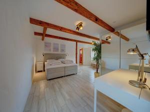 Ένα ή περισσότερα κρεβάτια σε δωμάτιο στο Charmantes Haus mit Garten in Petersdorf