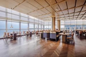 Restaurace v ubytování 青岛海天大酒店 山海相拥典雅奢华