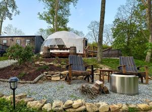 Κήπος έξω από το Luxury Glamping Domes,Hot Tub, Mountain views, Winery