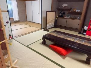那智勝浦町にある一棟貸ゲストハウス　パンジーの鏡とベッドが備わる部屋