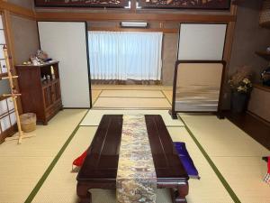 那智勝浦町にある一棟貸ゲストハウス　パンジーのテーブル付きの部屋