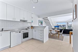 Η κουζίνα ή μικρή κουζίνα στο No 13 Noosa Riverfront Apartment