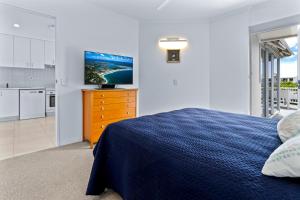 Η κουζίνα ή μικρή κουζίνα στο No 13 Noosa Riverfront Apartment +5 φωτογραφίες