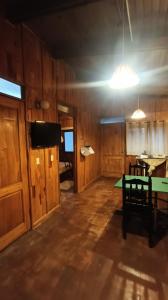 Habitación vacía con mesa y cocina en Villa Atitlan, en Panajachel