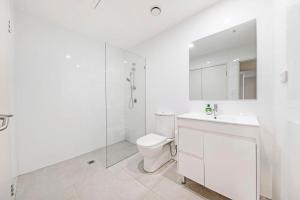 Bilik mandi di Modern 2BR Apt in Merrylands