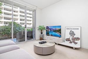 Ruang duduk di Modern 2BR Apt in Merrylands