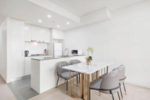 Kuchyň nebo kuchyňský kout v ubytování Modern 2BR Apt in Merrylands