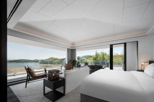 溧阳FU VALLEY Hotel的一间卧室配有一张床,享有水景