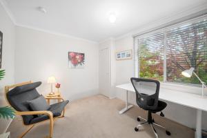Φωτογραφία από το άλμπουμ του Stylish 1-Bed Stay with Balcony & Study Room σε Phillip
