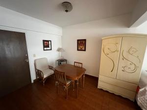 ein Zimmer mit Tisch und Stühlen und ein Schlafzimmer in der Unterkunft Lo de Lau, Mar del Plata in Mar del Plata