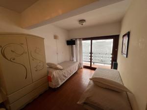 ein kleines Zimmer mit zwei Betten und einem Fenster in der Unterkunft Lo de Lau, Mar del Plata in Mar del Plata + 8 Fotos