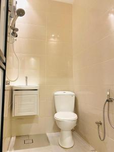 北赖Sunsega Hotel的配有马桶、水槽和淋浴的浴室