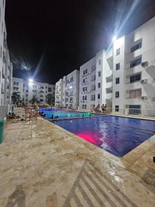 a swimming pool at night in a building at Paraiso Coveñas, Unidad con la mejor piscina in Coveñas
