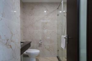 Phòng tắm tại COCO Tuan Chau Hotel