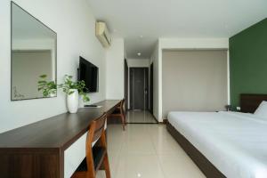 Giường trong phòng chung tại COCO Tuan Chau Hotel